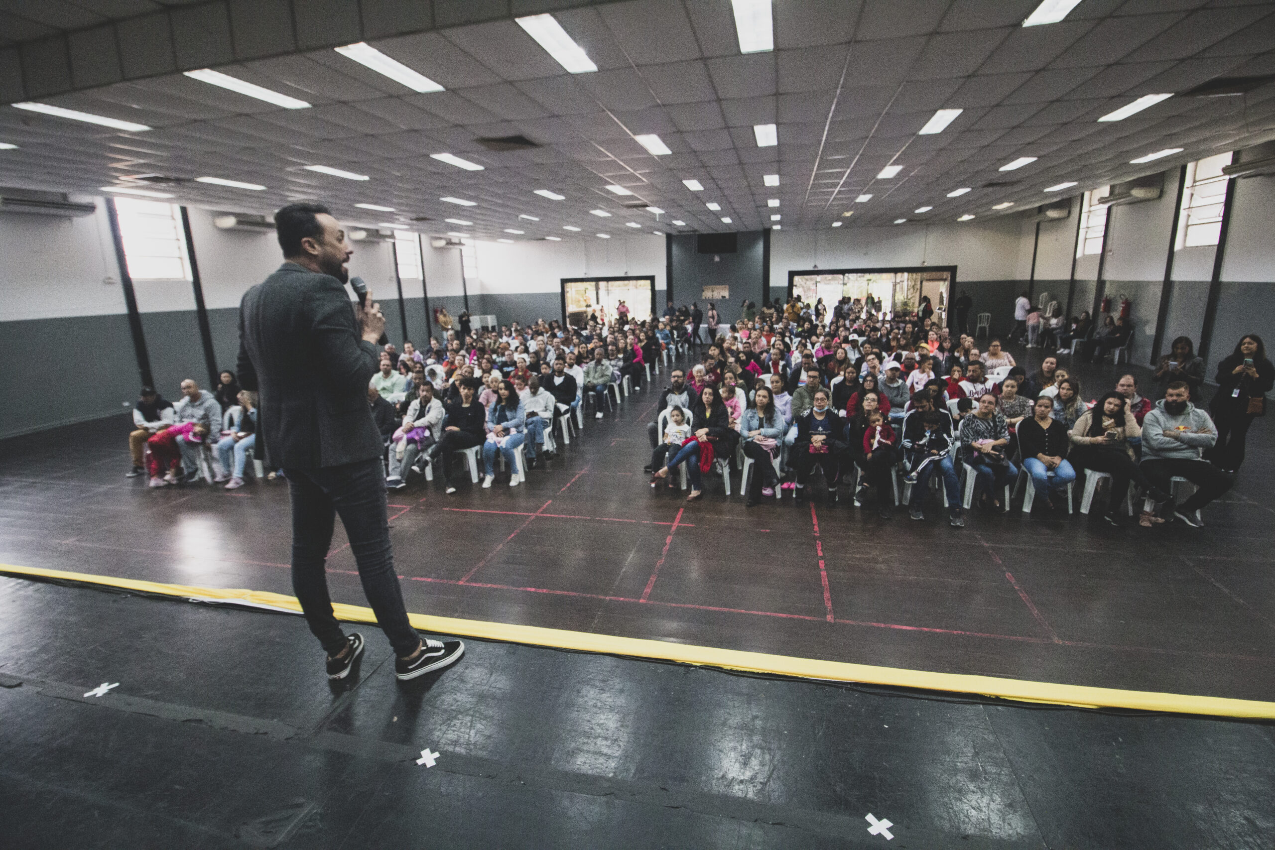 Uniformes gratuitos são entregues para alunos da Escola de Artes de