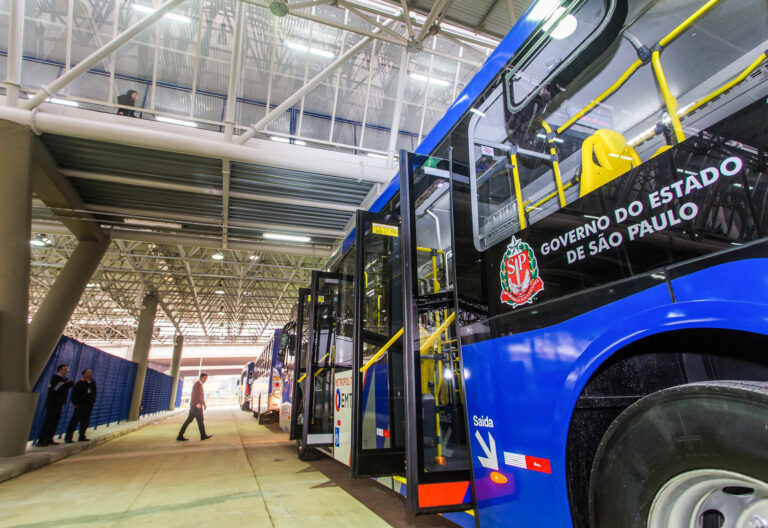 Passageiros reclamam da diminuição de ônibus da EMTU na região metropolitana de SP; empresa nega