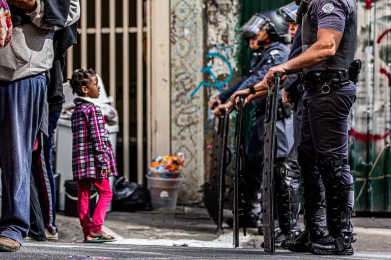 Famílias são despejadas de ocupação na Rua Augusta às vésperas de dia mais frio do ano