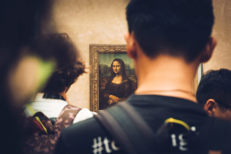 Mona Lisa sob ataque: além de tortada, famoso quadro já foi alvo de ácido, pedrada e roubo