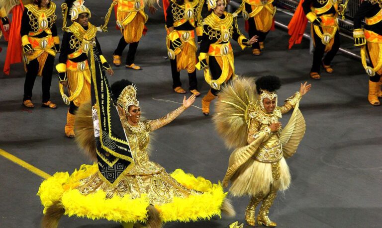 Conheça os enredos das escolas de samba de SP que desfilam hoje