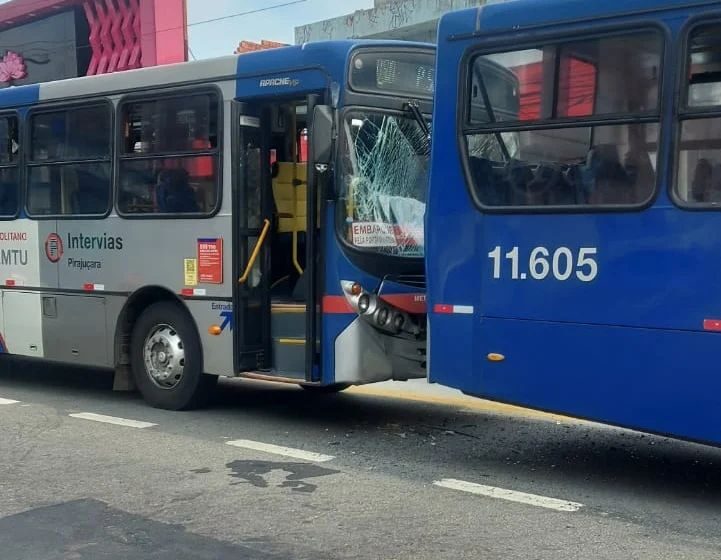  Acidente envolvendo 2 ônibus deixa trânsito lento próximo ao Poupatempo em Taboão