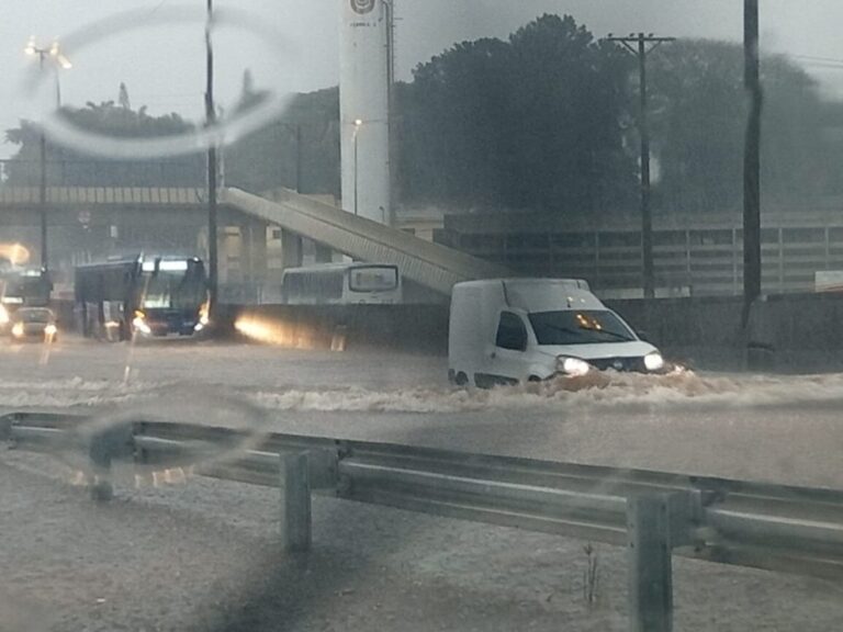 Temporal interdita pista da BR-116 na altura do Shopping Taboão e causa pontos de alagamento na cidade