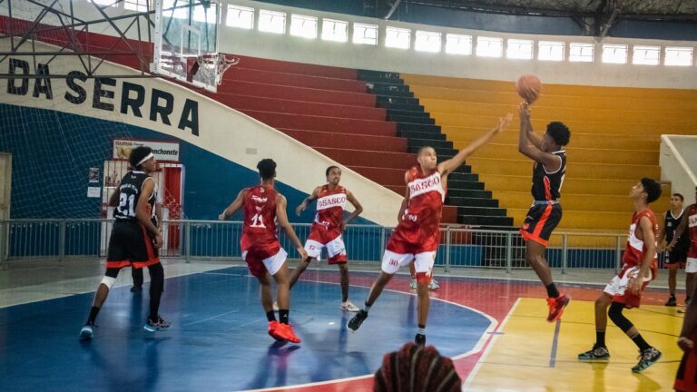 Prefeitura de Taboão oferece aulas de basquete no Parque da Família Olívio Nóbrega