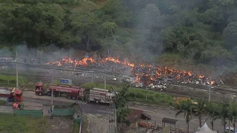 Incêndio atinge trem de carga em Embu-Guaçu