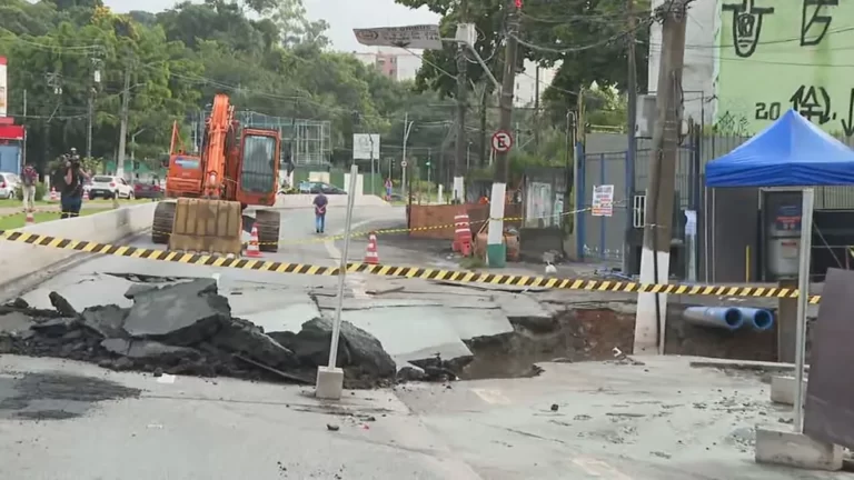 Trecho da Av. Eliseu de Almeida deve ficar interditado até sexta-feira, 17, devido abertura de cratera