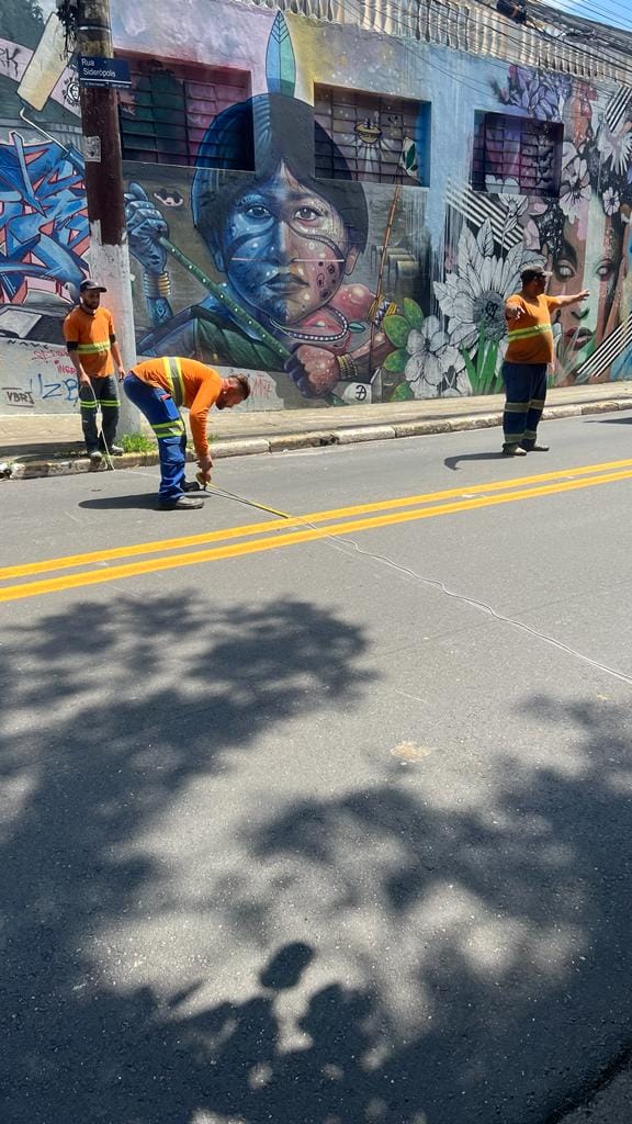 Após ser recapeada, rua Siderópolis começa a receber sinalização viária