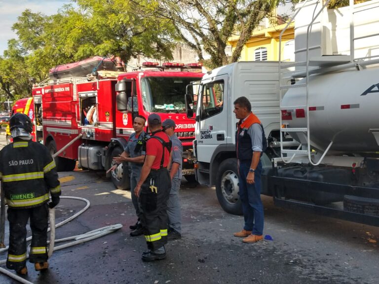 Defesa Civil de Taboão da Serra auxilia Corpo de Bombeiros no combate a incêndio