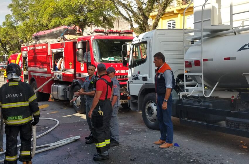  Defesa Civil de Taboão da Serra auxilia Corpo de Bombeiros no combate a incêndio