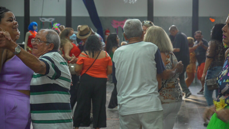 Primeiro Baile da Melhor Idade de 2023 teve tema de Carnaval em Taboão da Serra