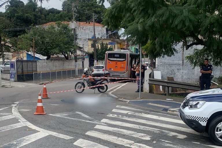 Mulher é vítima de feminicídio após companheiro empurrá-la na frente de um ônibus em Taboão da Serra