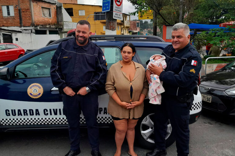 Bebê recém-nascido é salvo por GCM´s em Taboão da Serra após se engasgar com leite materno