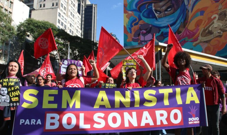 Movimentos sociais realizam ato simbólico em São Paulo para lembrar julgamento de Bolsonaro