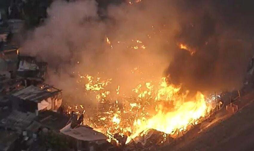  Incêndio de grandes proporções destrói ao menos 15 casas em comunidade de Osasco