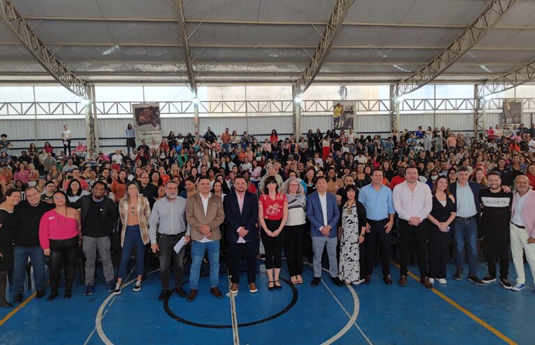 Deputado Eduardo Nóbrega participa do 2º Encontro Currículo em Ação em Taboão ao lado do prefeito Aprígio e vereadores