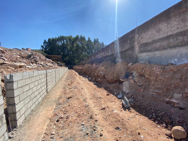 Prefeitura de Taboão da Serra realiza obra para construção de rua no Jardim Comunitário