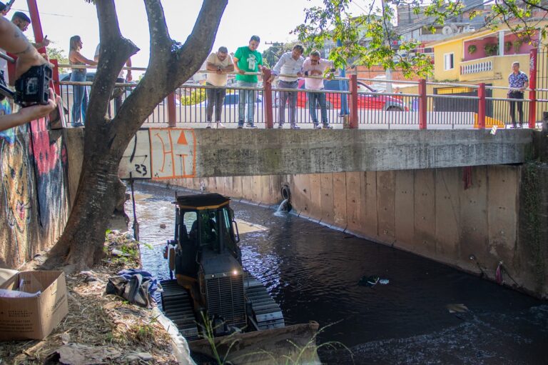 Prefeitura de Taboão da Serra realiza desassoreamento de córregos