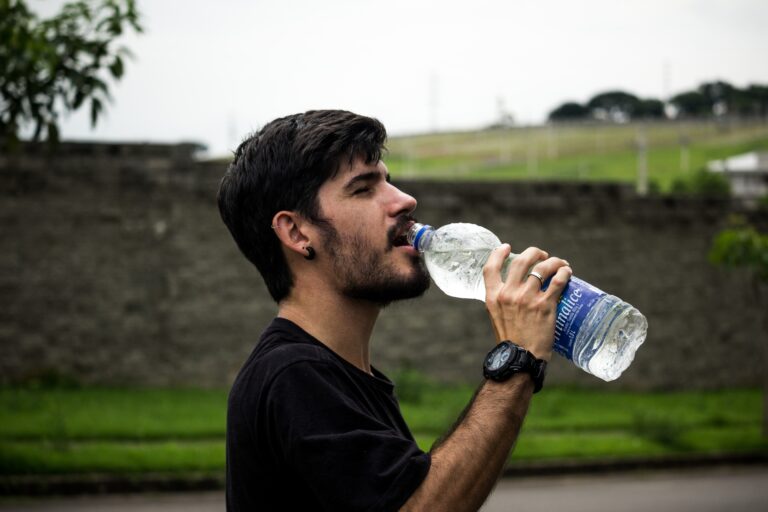 Devido a onda de calor, água potável é distribuída gratuitamente pelo governo de SP na região central da capital