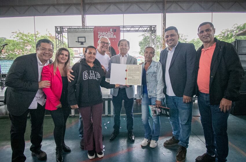  Governo Aprígio entrega mais de 50 Títulos de Propriedade para moradores de Taboão da Serra