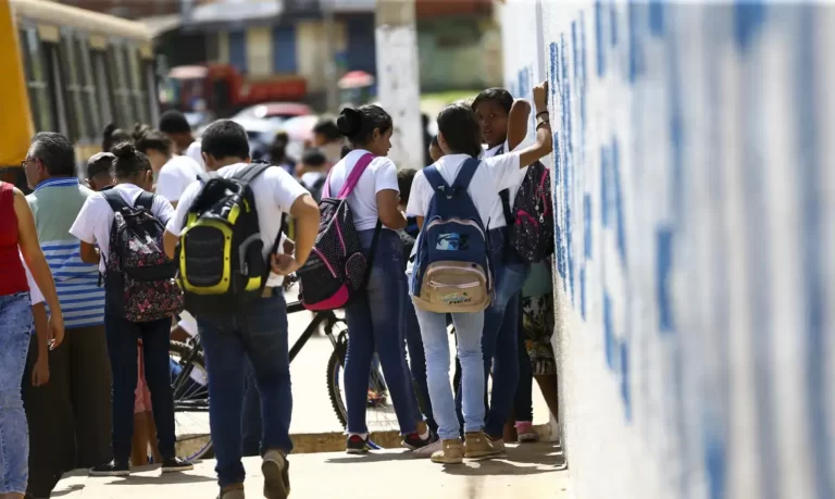 Menos de 50% dos alunos no Brasil sabem o básico em matemática, leitura e ciências