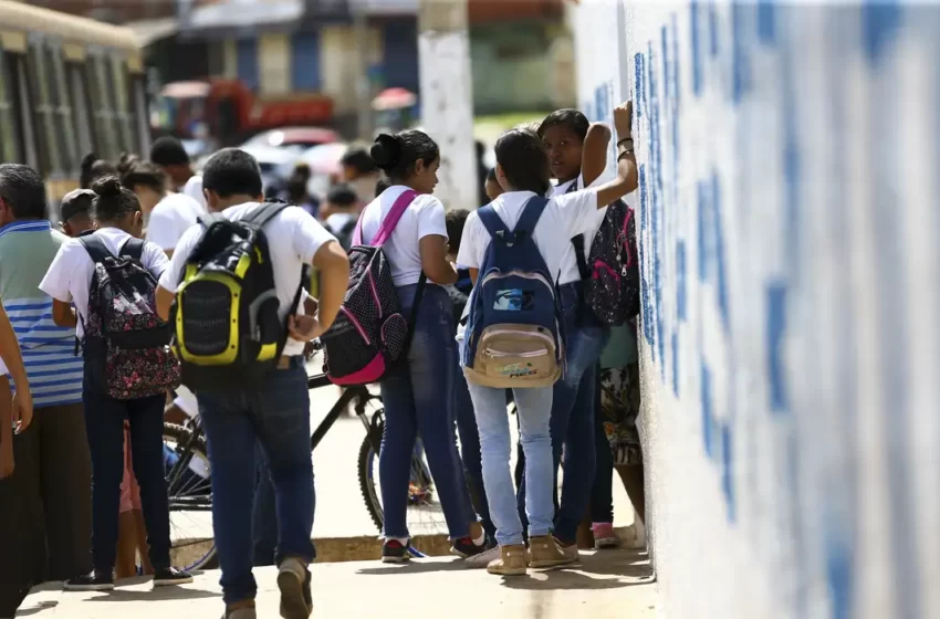  Menos de 50% dos alunos no Brasil sabem o básico em matemática, leitura e ciências