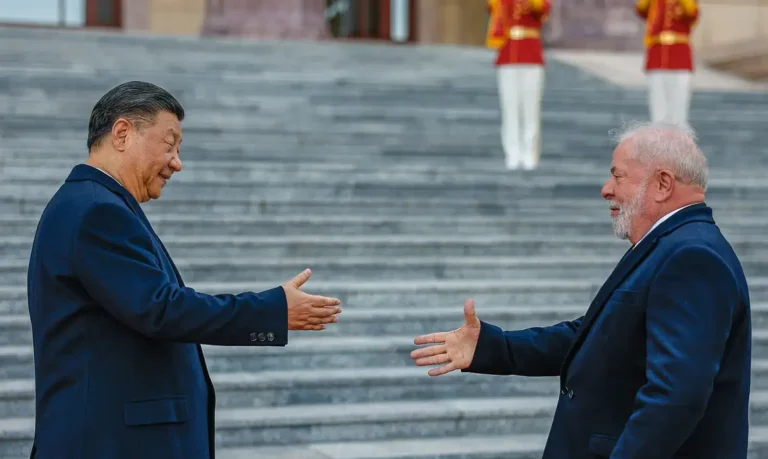 Brasil e China estreitam laços econômicos e tecnológicos em visita de Xi Jinping